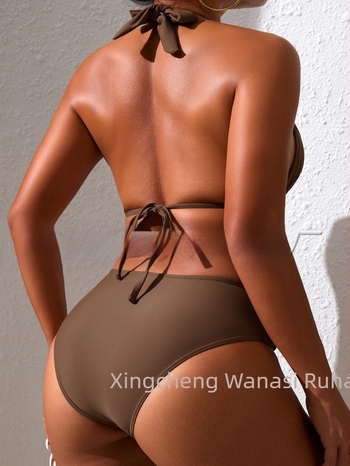 Háromszög alakú halter bikini felső mellpárnával - 80% nylon, 20% spandex; bélés: 95% poliészter, 5% spandex; egyszínű