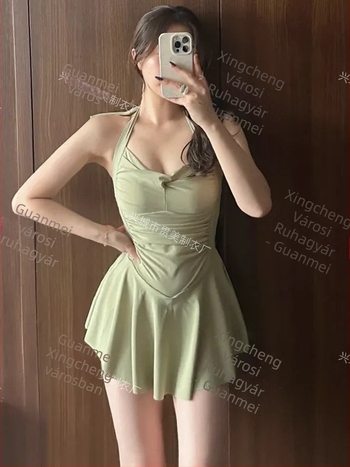 Női egyrészes fürdőruha szoknya-stílusú, mellpárnázással, hát nélküli, magas derekú, nejlon anyag 82% spandex