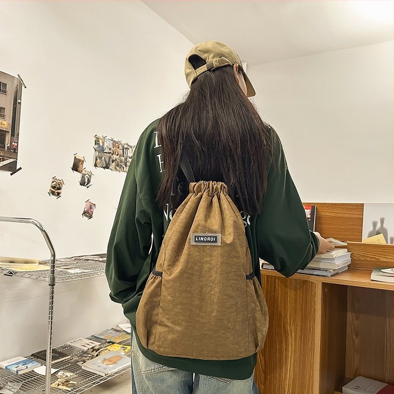 Nylon hátizsák, kapacitás 20-35 L, ultrakönnyű és lélegző, száraz–nedves elkülönítés, 11 hüvelykes laptophoz illeszkedik, görbült vállpánt