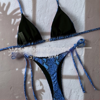 Két részes bikinis snakeskin mintával, nyakpántos, szexi hátrés nélküli kivitel; anyag: 82% poliészter, 18% elasztán; bélés: 18% spandex