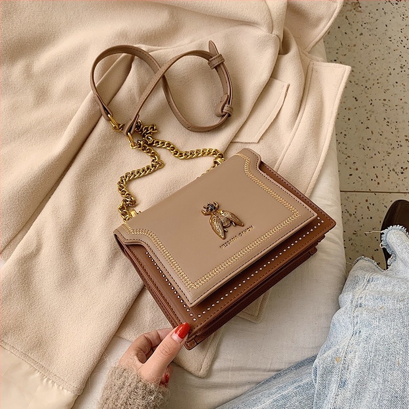 Crossbody négyzet alakú táska méh motívummal, PU bőr, mágneses zár