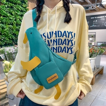 Crossbody táska — városi minimalist stílus; Oxford vászon anyag; gombóc alakú forma; cipzáras záródás; tartalmaz közbenső réteget; belső patch zseb
