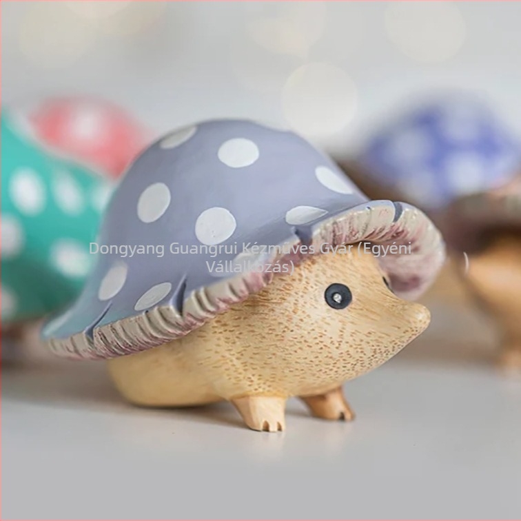 Kerti díszfigura gomba formájú egérrel — gyanta, rajzfilmszerű stílus, szobrászat