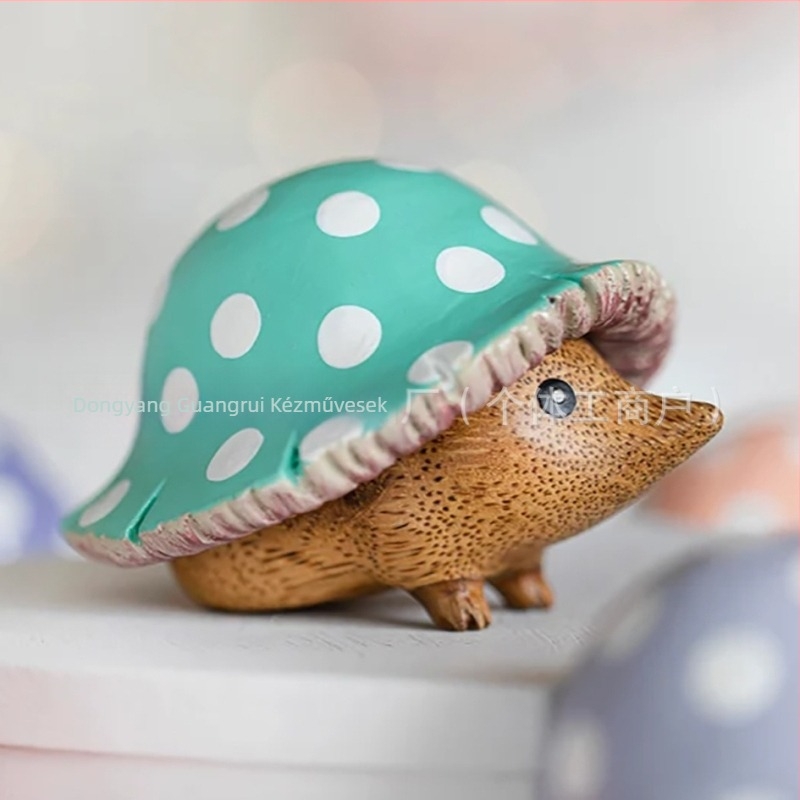 Kerti díszfigura gomba formájú egérrel — gyanta, rajzfilmszerű stílus, szobrászat