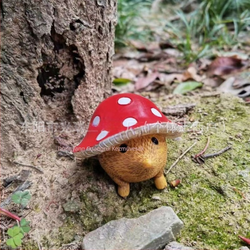 Kerti díszfigura gomba formájú egérrel — gyanta, rajzfilmszerű stílus, szobrászat