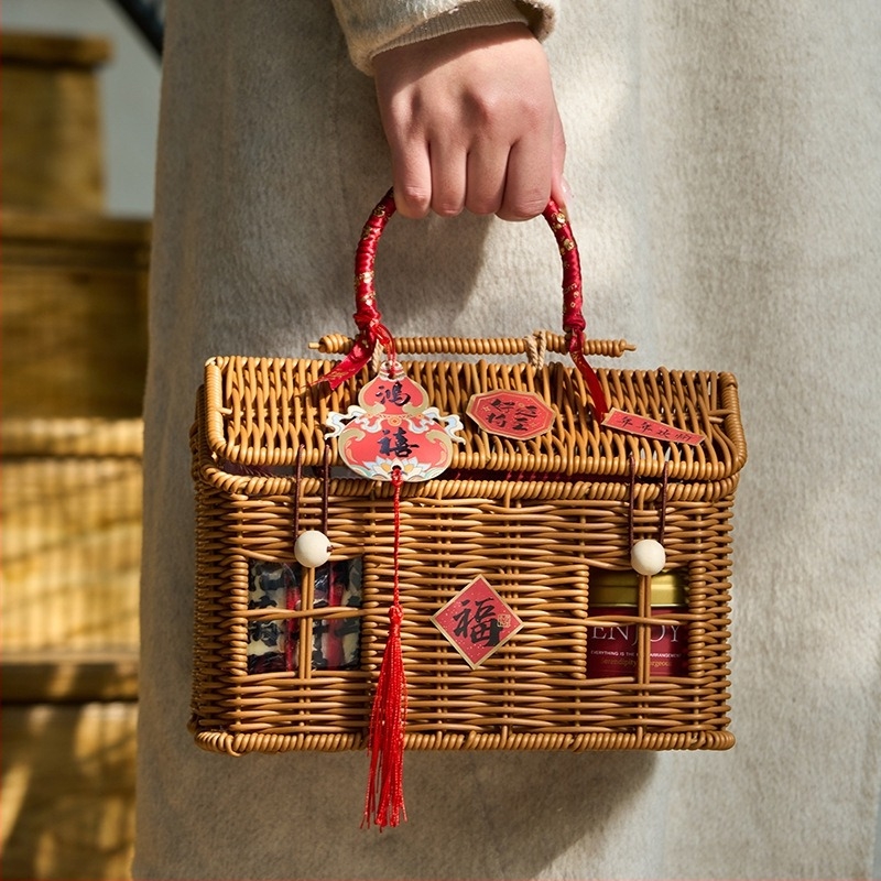 Újévi ajándékdoboz ratán dobozban süteményekkel és dióval – 20 medálos függő, két sáv (Kígyó éve)