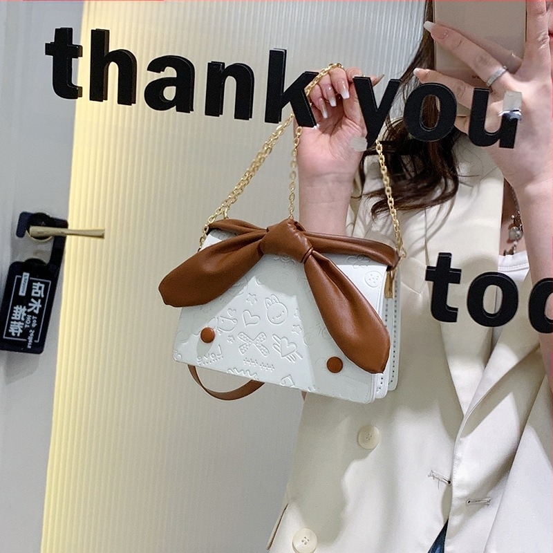 PU anyagú crossbody táska, horizontálisan négyszögletes formájú, fedél típusú nyitás, belső ID-kártya zseb