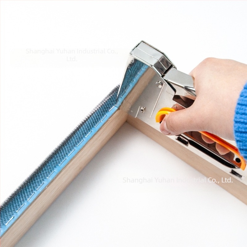 DIY eszköz hímzőkeretre feszített anyag rögzítésére – kézi szögpisztoly és rögzítő szalag
