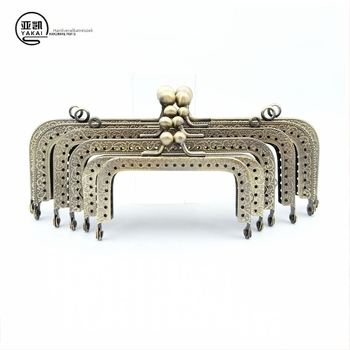 Yakai poggyászcsat – virágos mintázat, vasból készült kiegészítő