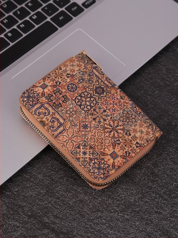 PU anyagú női mini négyszögletes táska retro fa mintás boho stílusban, sokoldalú, cipzáros nyitás, belső sandwich cipzáras zseb, poliészter bélés.