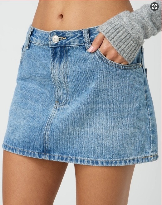 Női farmer szoknya — karcsú szabás, középmagas derekú, egyenes siluett, mosott elasztikus denim