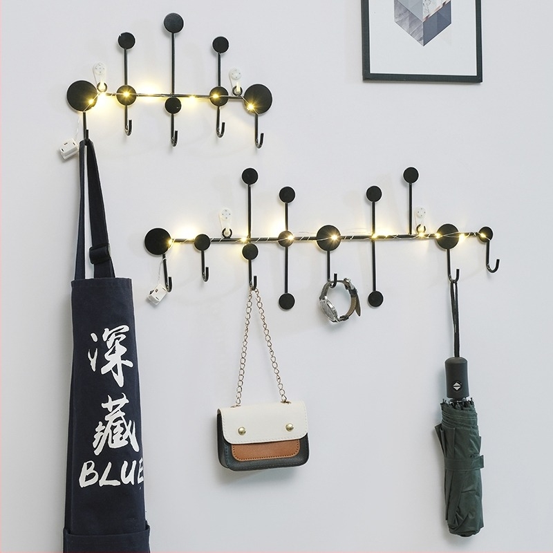 Vasból készült levél motívumú akasztó bejárati ajtóhoz, fúrás nélküli felszerelés, teherbírás 5–10 kg, könnyű luxus stílus