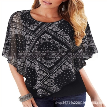 Chiffon anyagú felső nyomott mintával, laza szabás, kerek nyakú, bat-szárnyú ujjak, hossz 50–65 cm