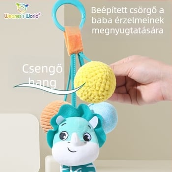 Puha plüss függő játék haranggal és csilingelő hanggal, rajzfilm állat motívummal, ideális a babaszobába, mózeskosárba vagy autósülésbe; elősegíti a korai érzékszervi és motoros fejlődést (látás, fogás, hallás) és a szülő-gyermek kommunikációt.