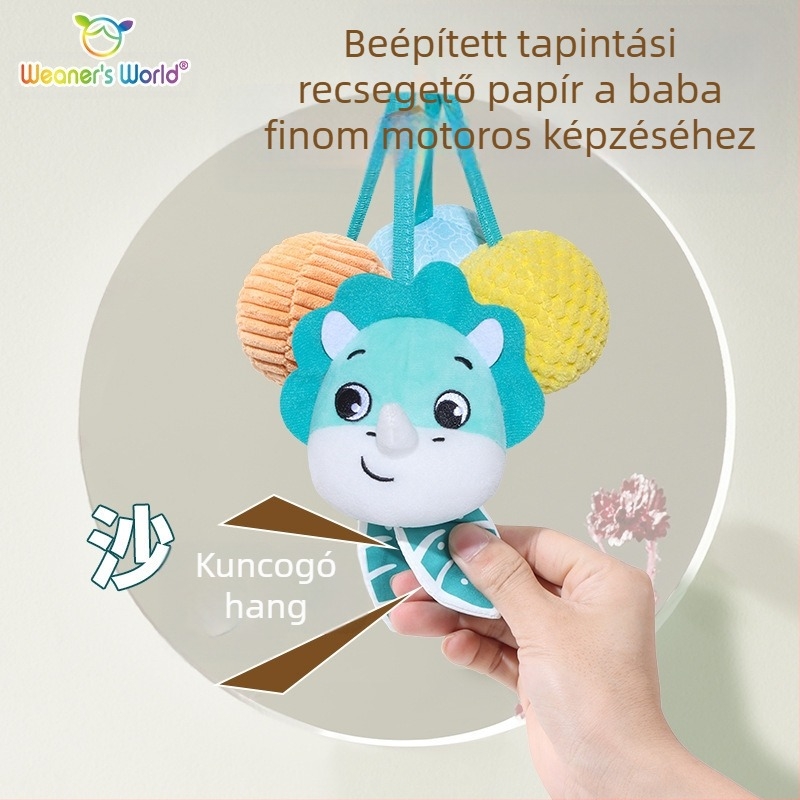 Puha plüss függő játék haranggal és csilingelő hanggal, rajzfilm állat motívummal, ideális a babaszobába, mózeskosárba vagy autósülésbe; elősegíti a korai érzékszervi és motoros fejlődést (látás, fogás, hallás) és a szülő-gyermek kommunikációt.