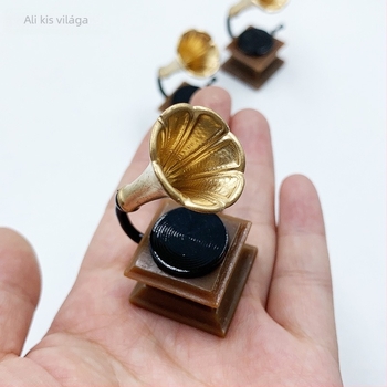Babaház kiegészítők: miniatűr ételjelenetek és retro gramofon, nyomtatott logóval