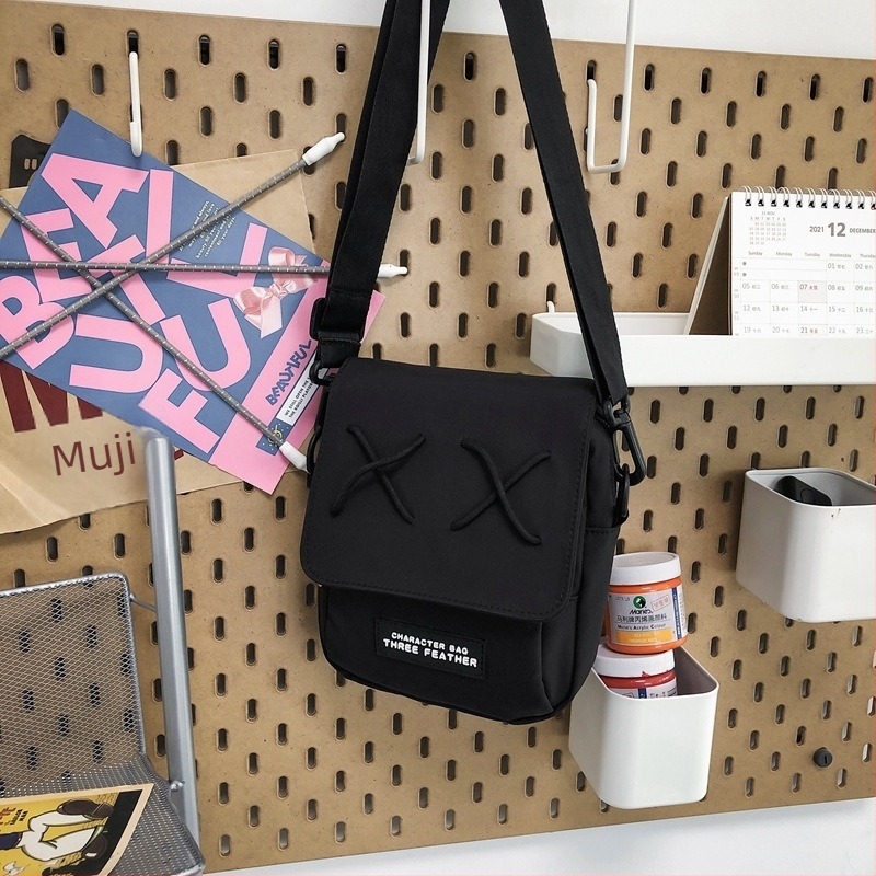 Nylonból készült messenger táska, függőleges négyzet alakú forma, cipzáras zárás, egy vállpánttal, mindennapi használatra