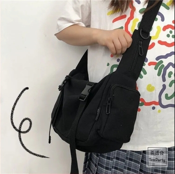 Tote táska – Urban Simplicity stílus, Nylon anyag, vízszintes négyzet alak, cipzár