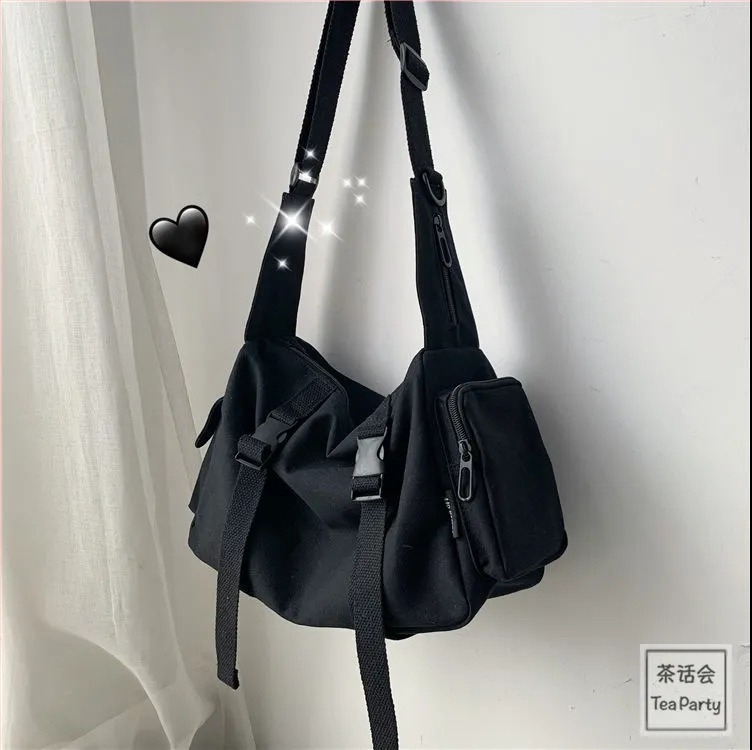 Tote táska – Urban Simplicity stílus, Nylon anyag, vízszintes négyzet alak, cipzár