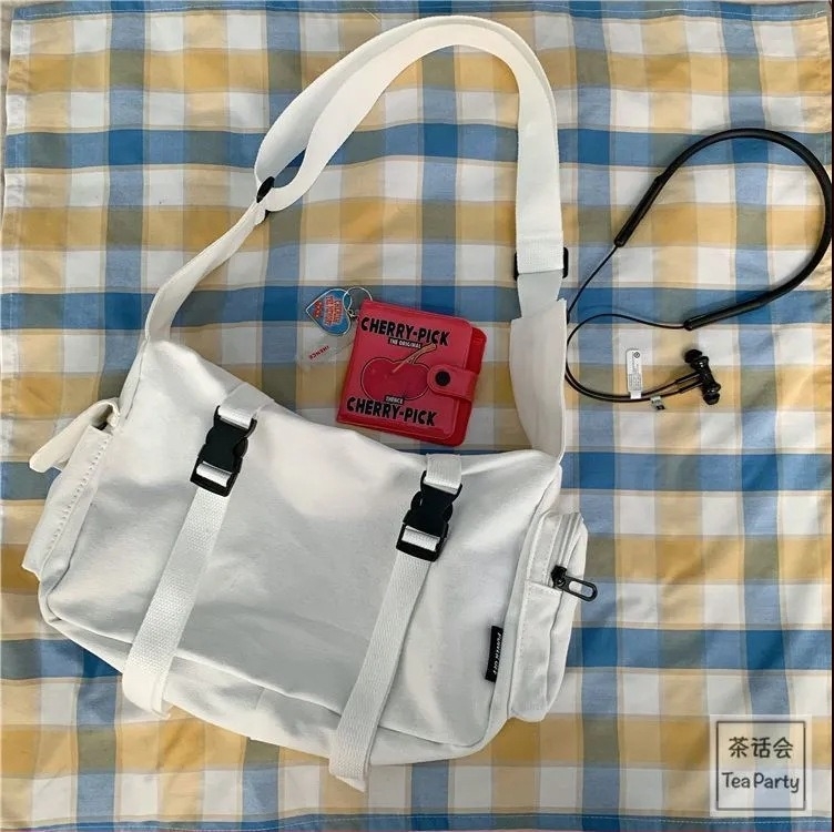 Tote táska – Urban Simplicity stílus, Nylon anyag, vízszintes négyzet alak, cipzár