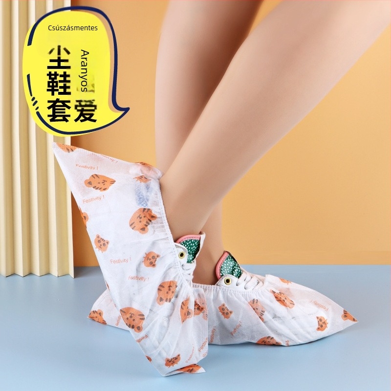 Egyszer használatos nyomtatott nem szövött cipővédő beltéri használatra (felnőttek, porvédelmi, 50/100-os csomag)