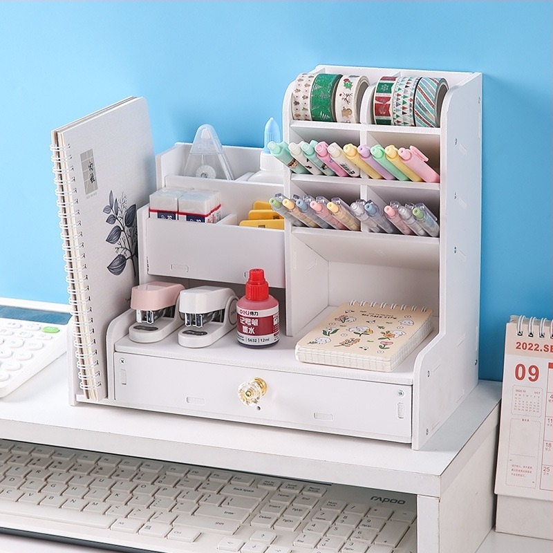 Többfunkciós íróasztali tolltartó ferde rekeszekkel és fiókkal – PVC fa-plasztik lemez konstrukció, Independent márka, Modell 2409060016