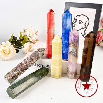Kristályos oszlop hexagonális, éles csúccsal; anyag: kristály; márka: Rub crystal crafts; stílus: modern és minimalist.
