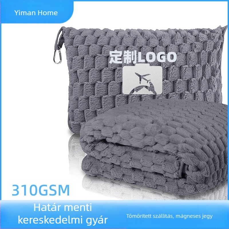 Hímzett logóval ellátott flanel takaró, összehajtható tárolótáskával; kültéri, utazás és autó használatra; sokoldalú.