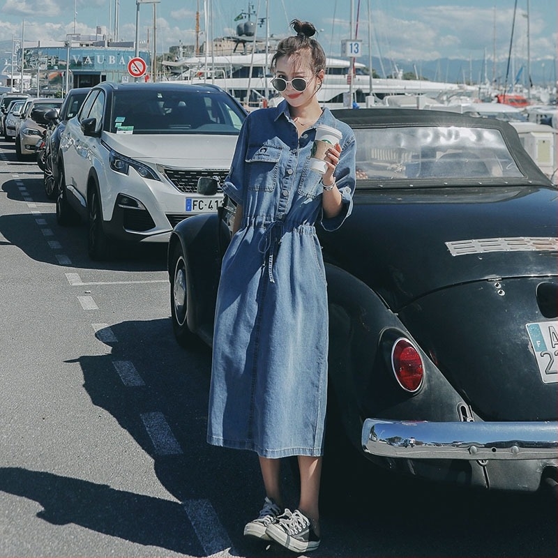 Denim ruha meghatározott derékvonalú, polo nyakú, rövid ujjú, hosszú A-vonalú sziluett
