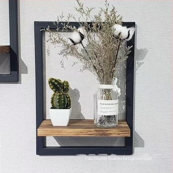 Falihoz rögzíthető, faanyagú tároló, egy polccal, modern minimalist dizájn.