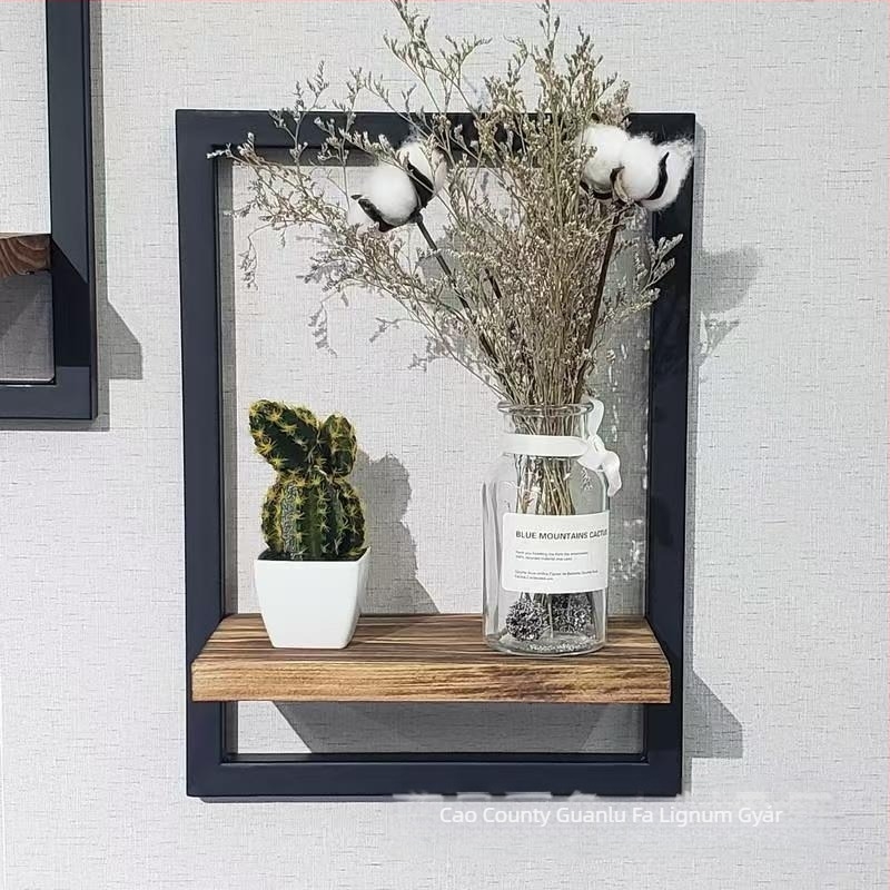 Falihoz rögzíthető, faanyagú tároló, egy polccal, modern minimalist dizájn.