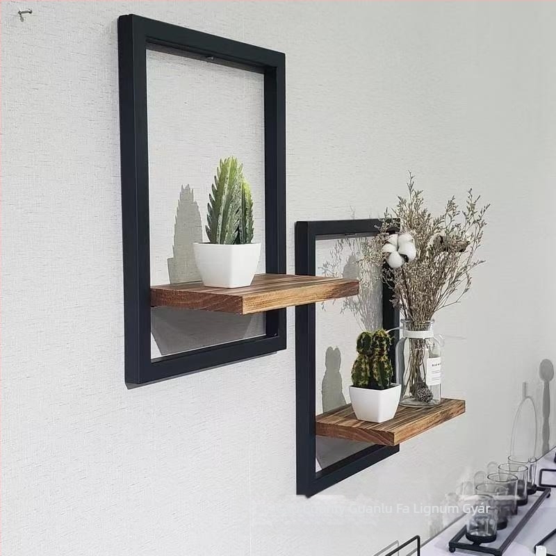 Falihoz rögzíthető, faanyagú tároló, egy polccal, modern minimalist dizájn.