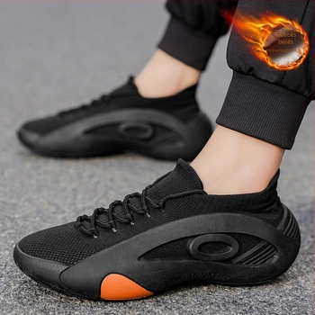 Férfi utazócipő hálós felsőrésszel, fleece bélés, slip-on, gumírozott talp (hálós felső; fleece bélés; textil talpbetét; gumírozott talp; slip-on)