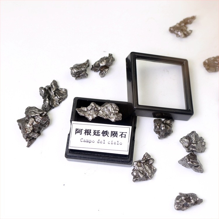 Campo medál olivin meteoritból, vas meteorit, geometriai forma, mintadarab ajándék