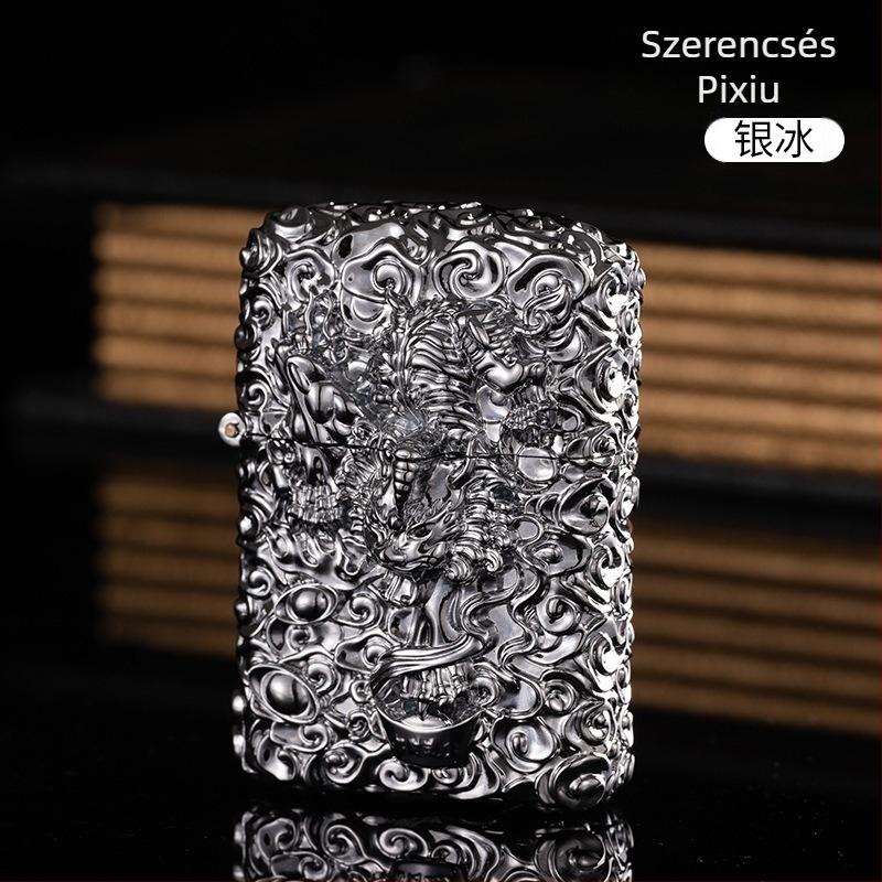 Kerozin öngyújtó, fém test, újrahasználható, modern minimalista stílus, szélvédő nélkül