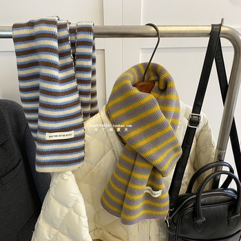 Sál - egyszerű kötésű, meleg, téli, poliészter anyag (>96% poliészter), 2024 őszén debütál