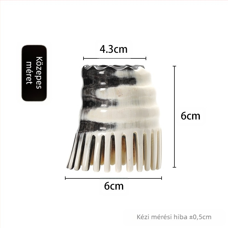 Természetes szarvból készült fejbőrmasszázs fésű, kerek hordó alakú, finom fogakkal (Anyag: természetes szarv; Forma: kerek hordó; Fogak: finom; Használat: fejbőrmasszázs)