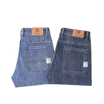 Férfi farmernadrág — egyenes szabású, középtalpas, pamut-poliészter keverék (66,2% pamut, 32,3% poliészter, 1,5% spandex); cipzáras zárás, több zseb, hosszú nadrág