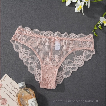 Csipkés hálószemes alsónemű, alacsony derekú, lélegző; fő anyag: nylon 90–95%, csípő alátét: pamut 100%