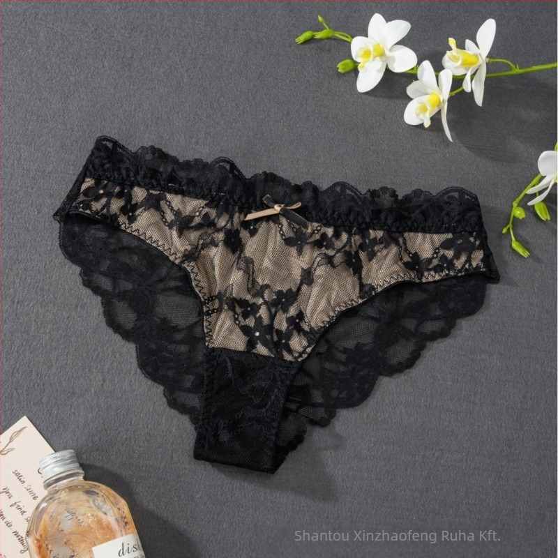 Csipkés hálószemes alsónemű, alacsony derekú, lélegző; fő anyag: nylon 90–95%, csípő alátét: pamut 100%