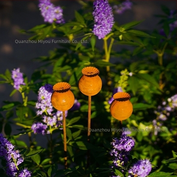 Vas kerti talp a gyephez – geometriai alakú fémművészet, modern minimalist stílus