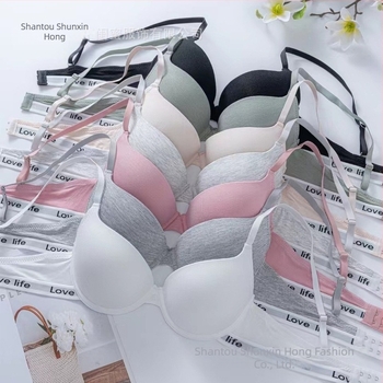 Acélkarkás merevítővel ellátott melltartó, 3/4 kosár, vékony formázott kosár, fő anyag viszkóz 90–95%, bélés spandex <30%, fix dupla vállpántok, hátul két sor kapocs