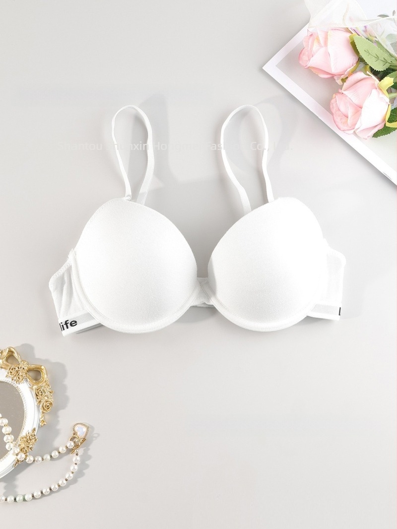 Acélkarkás merevítővel ellátott melltartó, 3/4 kosár, vékony formázott kosár, fő anyag viszkóz 90–95%, bélés spandex <30%, fix dupla vállpántok, hátul két sor kapocs