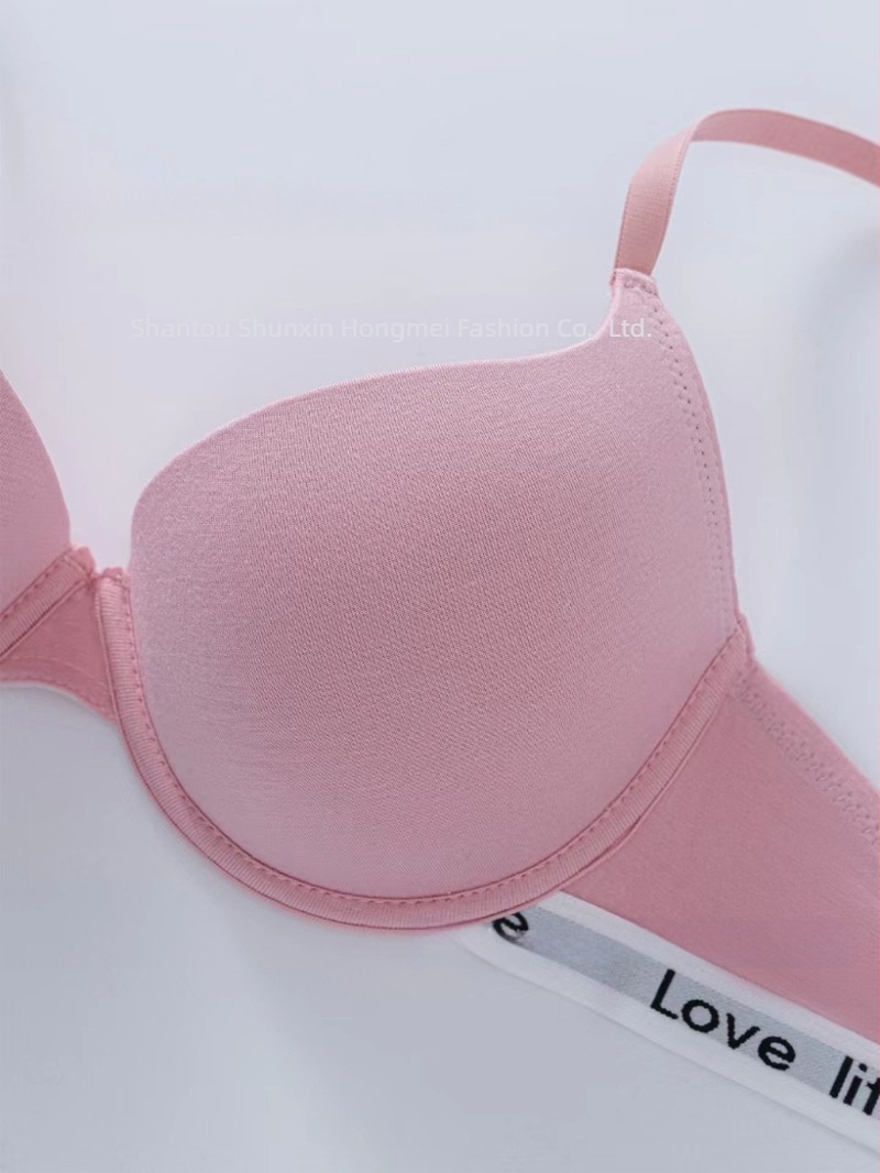 Acélkarkás merevítővel ellátott melltartó, 3/4 kosár, vékony formázott kosár, fő anyag viszkóz 90–95%, bélés spandex <30%, fix dupla vállpántok, hátul két sor kapocs