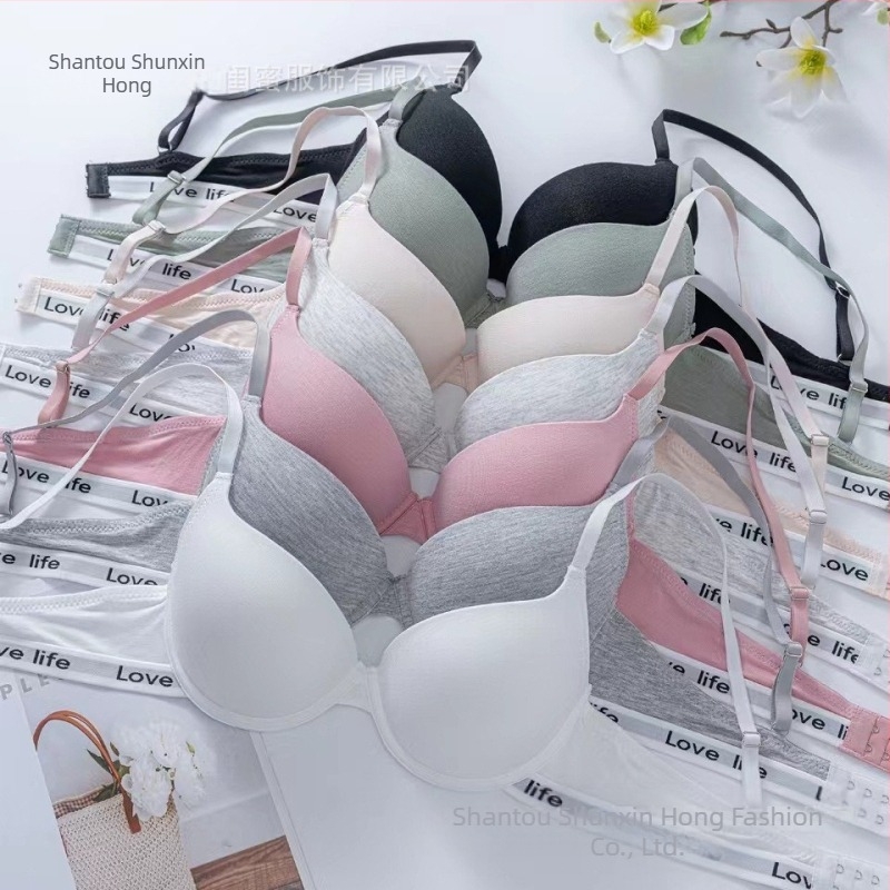 Acélkarkás merevítővel ellátott melltartó, 3/4 kosár, vékony formázott kosár, fő anyag viszkóz 90–95%, bélés spandex <30%, fix dupla vállpántok, hátul két sor kapocs