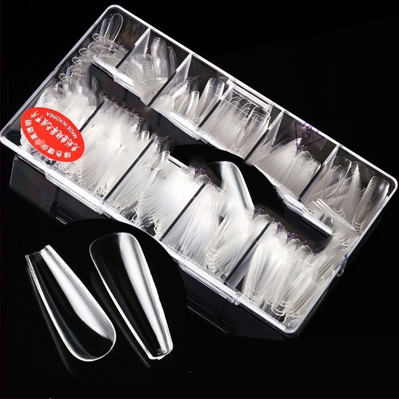 Áttetsző műkörmök ragasztással, csiszolás nélkül, nyomok nélkül; 500 darabos doboz; formák: trapéz, vízcsepp és négyzet; tartalmaz körömdísz matricákat.