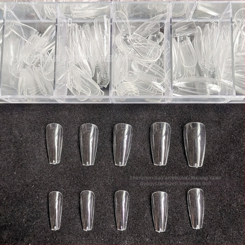 Áttetsző műkörmök ragasztással, csiszolás nélkül, nyomok nélkül; 500 darabos doboz; formák: trapéz, vízcsepp és négyzet; tartalmaz körömdísz matricákat.