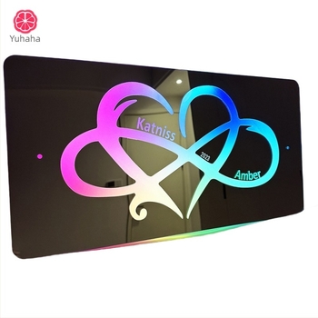 Gravírozott névvel ellátott tükör – összefonódó szív dizájn, akril, modern minimalista stílus, ajándék pároknak (Valentin-nap, évforduló)