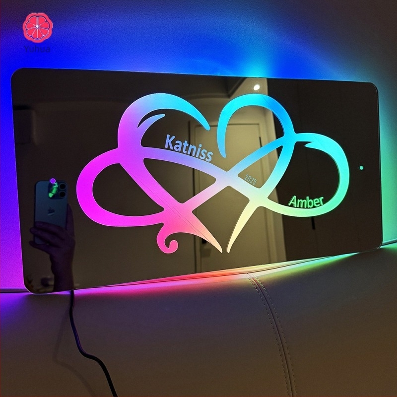 Gravírozott névvel ellátott tükör – összefonódó szív dizájn, akril, modern minimalista stílus, ajándék pároknak (Valentin-nap, évforduló)