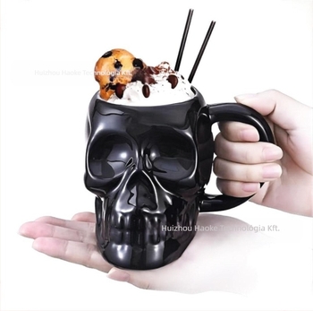 Koponya alakú kerámia bögre, Halloween témájú, papírdobozba csomagolva, üzleti ajándéknak alkalmas